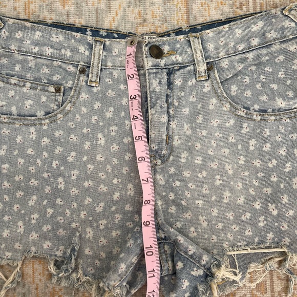 Free People, mini shorts, cute little white flower pattern, distressed - Picture 4 of 8